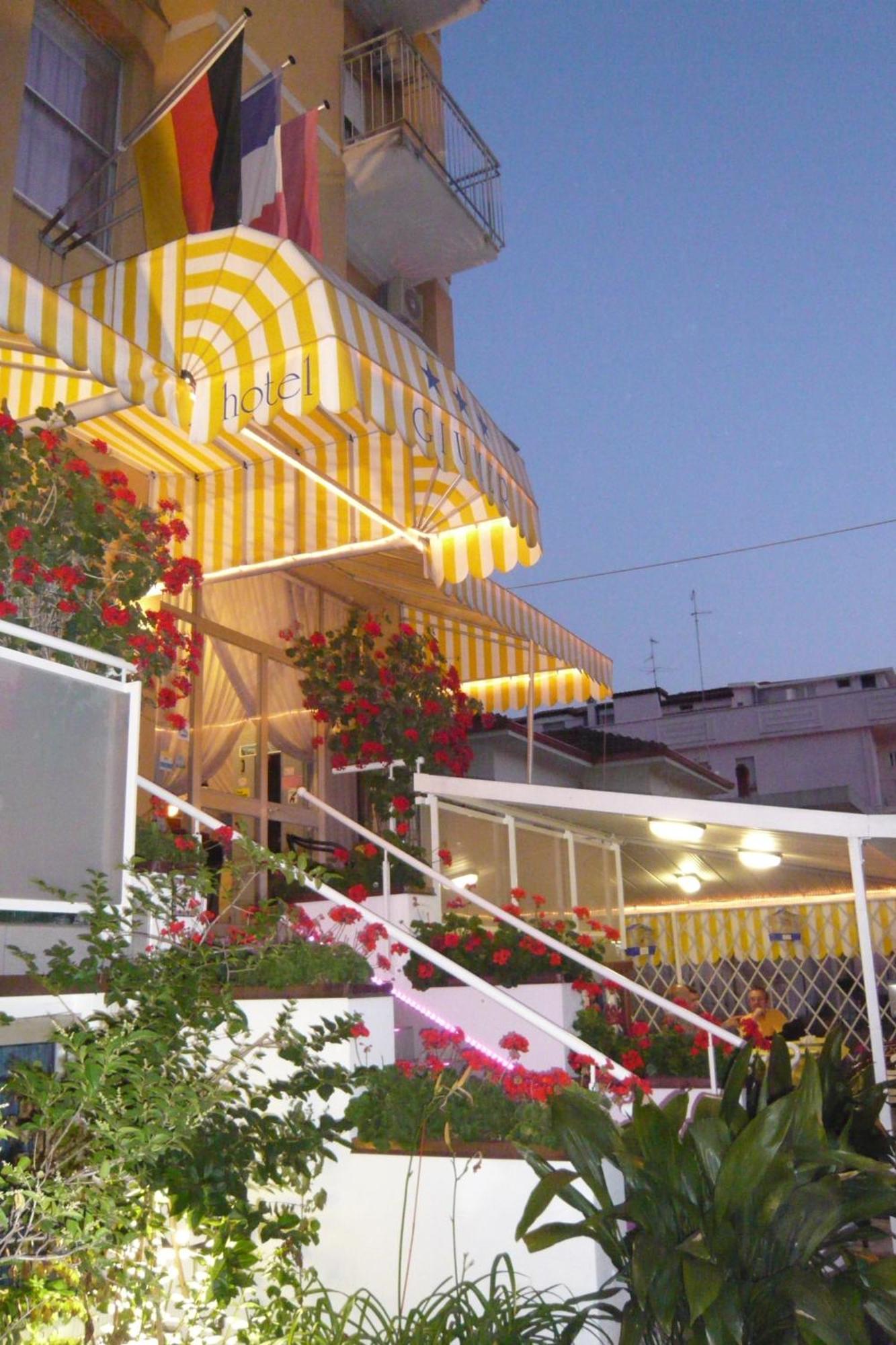 Hotel Giumer Rímini Exterior foto